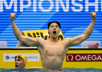 Qin Haiyang breaks breaststroke world record