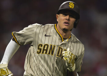 Manny Machado hits 300th home run